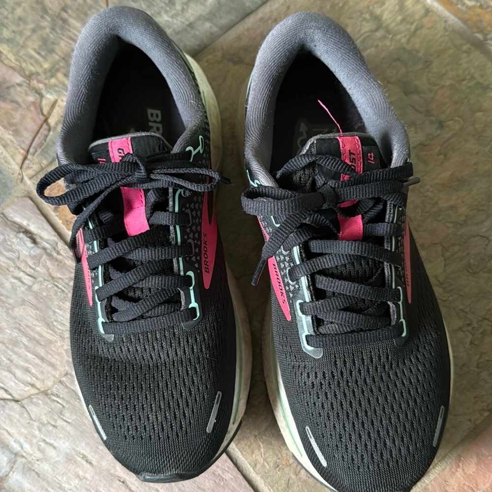 Brooks Ghost women’s size 8 wide (Eur 39)